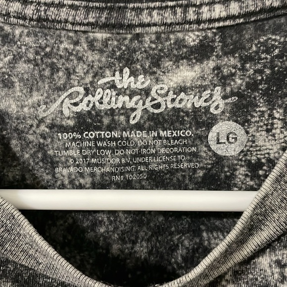 The Rolling Stones Like New Women’s Distressed Look Graphic Tee Size Large - Picture 2 of 4